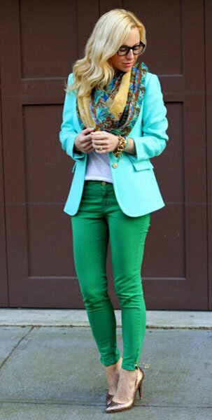 С чем носить цветные джинсы